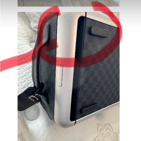 Louis Vuitton Damier Graphite Horizon Duffle 65 bag. - Picture 16 of 16